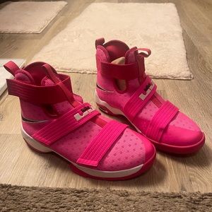 Brand new!!! Hot pink Lebron sneakers!!!! New New!!